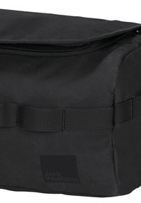 Bolsa de almacenamiento rectangular negra hecha de tela duradera. Cuenta con un cierre de cremallera, superficie texturizada y una etiqueta de marca en un lado.