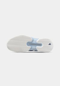 La semelle extérieure blanche présente un motif à chevrons avec une rainure centrale. Des accents bleu clair sont visibles sur la semelle intermédiaire et le logo.