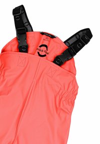 Overoles impermeables color coral con tirantes negros ajustables, fabricados con un material suave. Presentan una banda elástica en la cintura y un logotipo en el escote.