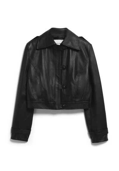 Μαύρο κοντό μπουφάν από συνθετικό δέρμα με φαρδιά γιακά, κουμπιά μπροστά, πλαϊνές τσέπες και ραμμένες λεπτομέρειες σε μανίκια και σώμα.