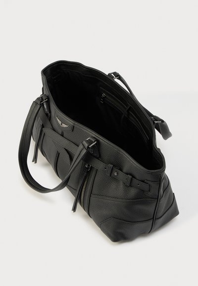 Μαύρη δερμάτινη τσάντα χειρός με υφή, τσέπη με φερμουάρ και ρυθμιζόμενους ιμάντες. Ευρύχωρο εσωτερικό με πολλαπλές θήκες για οργάνωση.