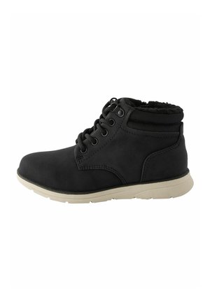 Zwarte leren enkelboots met een gewatteerde kraag, vetersluiting aan de voorkant en een gestructureerde rubberen zool. Bevat minimale stiksels en een eenvoudig ontwerp.