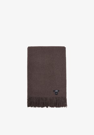 Écharpe en laine brun foncé pliée avec des bords à franges et une petite étiquette noire de la marque GOBI cousue près du bas.