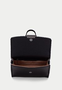 Svart läderhandväska med en strukturerad yta, öppen topp, handtag och ett internt dragkedjefack. Har en rundad form och kontrasterande beige foder.