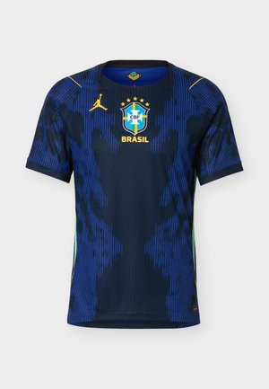 Maillot de football du Brésil bleu foncé avec motif à rayures bleues, logo Jordan jaune sur la poitrine droite, et écusson CBF du Brésil avec cinq étoiles sur la poitrine gauche.