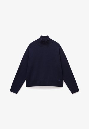 Granatowy sweter z golfem, z prążkowanym wykończeniem dekoltu i mankietów, w luźnym kroju, o gładkiej fakturze, z małym detalem logo przy dolnym brzegu.