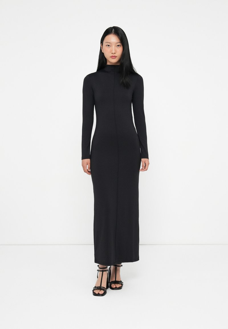 Czarna, długa sukienka bodycon maxi z długim rękawem, wysokim kołnierzem i subtelnymi detalami szwów. Gładki materiał, minimalistyczny design, długość do kostek.