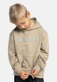 Beige hoodie met een voorzak en geborduurd logo. Voorzien van een trekkoord en ribgebreide manchetten. Zachte, textuurrijke stof.