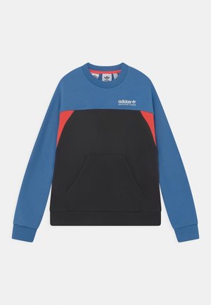 Adidas Adventure sweatshirt met lange mouwen, blauwe schouders en mouwen, zwarte voorkant en zak, en rode zijpanelen.