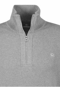 Grauer Reißverschluss-Pullover mit hohem Kragen. Hergestellt aus glattem Strickstoff. Verfügt über ein kleines, auf der Brust gesticktes Logo und einen Metallreißverschluss.