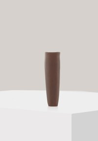 Bruine keramische vaas met een langwerpige, taps toelopende vorm, matte textuur en een gladde rand, met een minimalistisch ontwerp en zonder extra accenten.