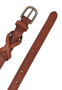 Brauner Ledergürtel mit Metallschnalle, mehreren Einstelllöchern und abgesteppten Kanten auf weißem Hintergrund.