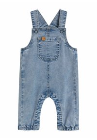 Pantalones de tirantes de mezclilla con correas ajustables, bolsillo frontal y puños fruncidos. Color azul claro con un acabado texturizado y detalles de costura visibles.
