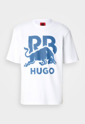 Weißes Baumwoll-T-Shirt mit blauem Aufdruck "PB HUGO" und einem blauen Bullen-Graphic. Kurze Ärmel und runder Ausschnitt.