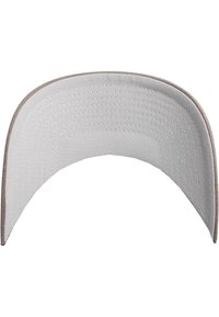 Lichtgrijze baseballpet met een gebogen rand, voorzien van bruin stiksel langs de rand en een gestructureerd oppervlak.