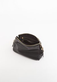 Czarna skórzana torebka o fakturowanej powierzchni, złotym zamku błyskawicznym i kieszeniach wewnętrznych. Torba ma miękki, zaokrąglony kształt i zamek błyskawiczny na zamknięcie.