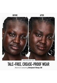 Voor en na portretten van een persoon met een donkere huid, die een soepele, gehydrateerde huid laten zien zonder zichtbare make-uptextuur of imperfecties.