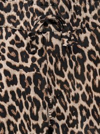 Tela de estampado de leopardo con una costura cosida y un lazo de tela a juego con el patrón.