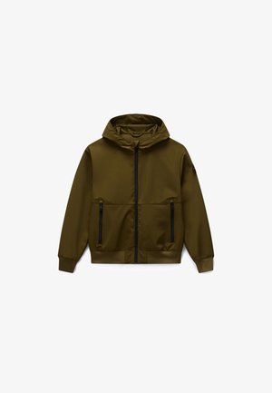 Olivengroene capuchonjas met een ritssluiting aan de voorkant, twee zakken met rits en geribde manchetten. Gladde, matte afwerking met contrasterende zwarte hardware.