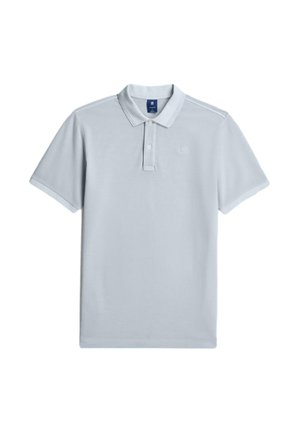 Lichtgrijs poloshirt met korte mouwen, twee knoopjes en kraag, plat liggend op een witte achtergrond.