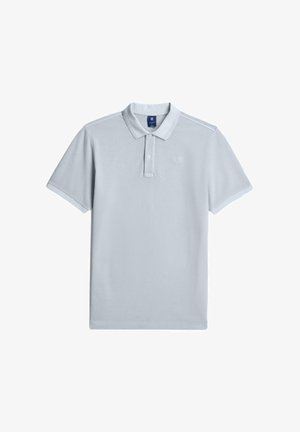 Lichtgrijs poloshirt met korte mouwen, twee knoopjes en kraag, plat liggend op een witte achtergrond.