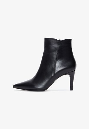Zwarte leren enkellaars met een puntige neus en een slanke silhouette, voorzien van een smalle hoge hak en een zijrits.