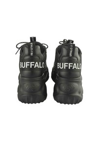 Fekete sneaker, textúrált felülettel, kerek orral és párnázott bokarésszel. Kiemelkedő "BUFFALO" márkázás a sarkán és vastag gumitalppal.