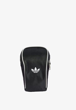 Czarny pokrowiec Adidas z białym logo trefoil na środku z przodu i białym lamówką wzdłuż krawędzi, zamek po prawej stronie oraz siateczkowymi panelami bocznymi.