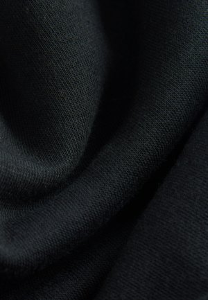 Țesătură tricotată neagră cu o textură netedă, având împletituri strânse și întindere minimă, ceea ce o face potrivită pentru utilizare versatilă în îmbrăcăminte sau accesorii.