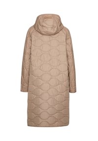 Abrigo acolchado beige con capucha, con un patrón de olas en la tela, mangas largas y un diseño de longitud media. Textura suave, estilo práctico.