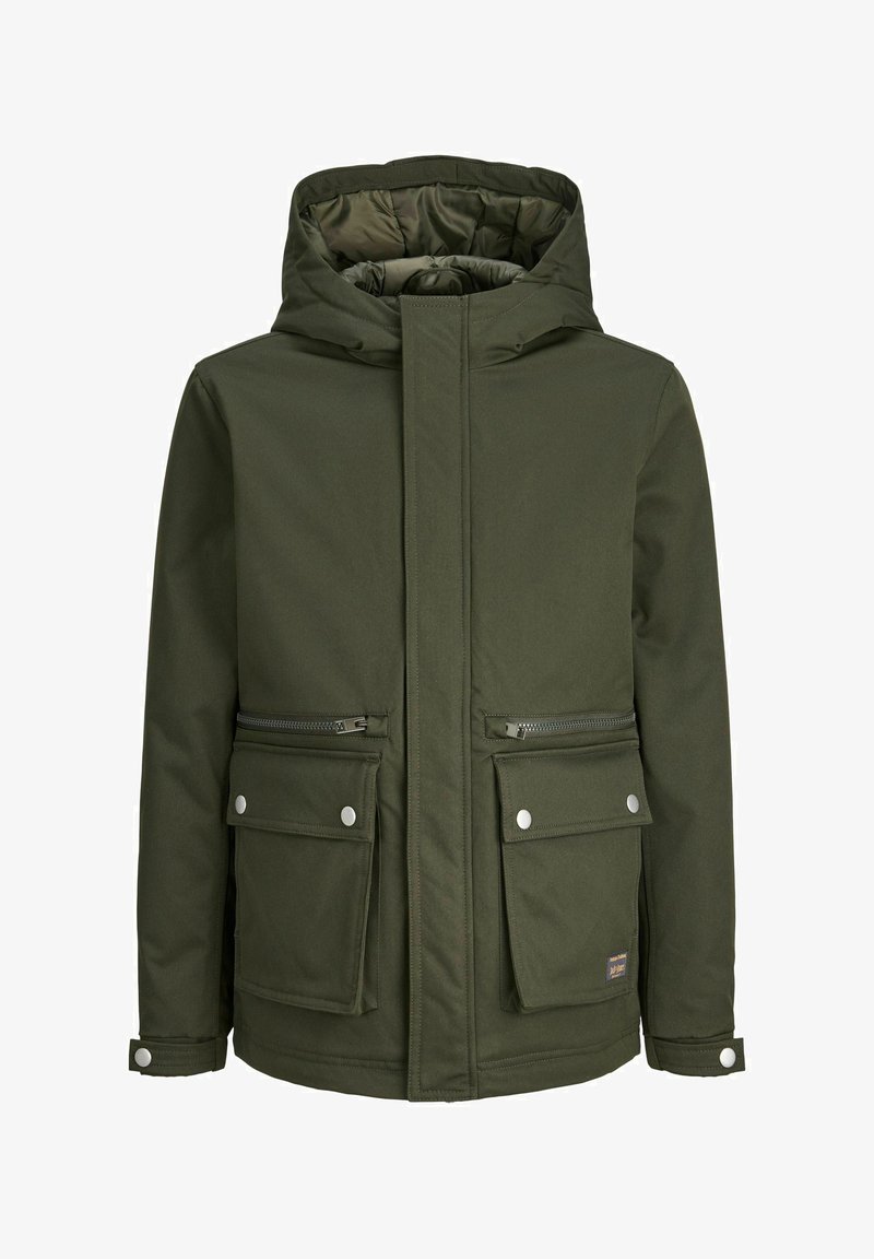 Veste d'hiver matelassée vert olive avec capuche, deux poches poitrine zippées et deux poches avant à rabat avec bouton-pression.