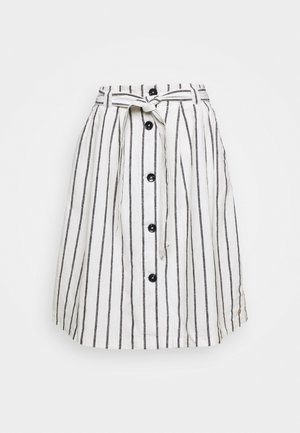Witte rok met verticale zwarte strepen, knopen aan de voorkant en een stoffen ceintuur gestrikt in de taille, getoond op een effen achtergrond.