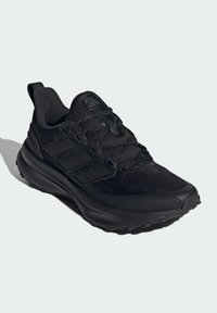 Schwarzer Sportschuh mit texturiertem Obermaterial, Netz-Einsätzen, Schnürsenkeln und einer strapazierfähigen Gummisohle mit einem Traktionsmuster.