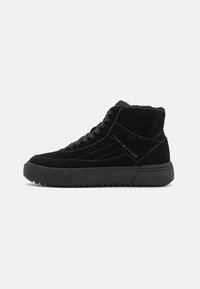 Czarne wysokie sneakersy z zamszu z teksturowaną podeszwą, posiadaj�ące sznurowadła i złote logo marki z boku.