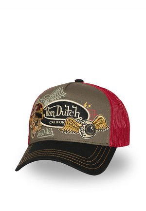 Casquette de baseball avec dos en mesh rouge, visière noire et devant kaki, ornée de broderies du logo Von Dutch, d'un œil ailé et de motifs de crâne.