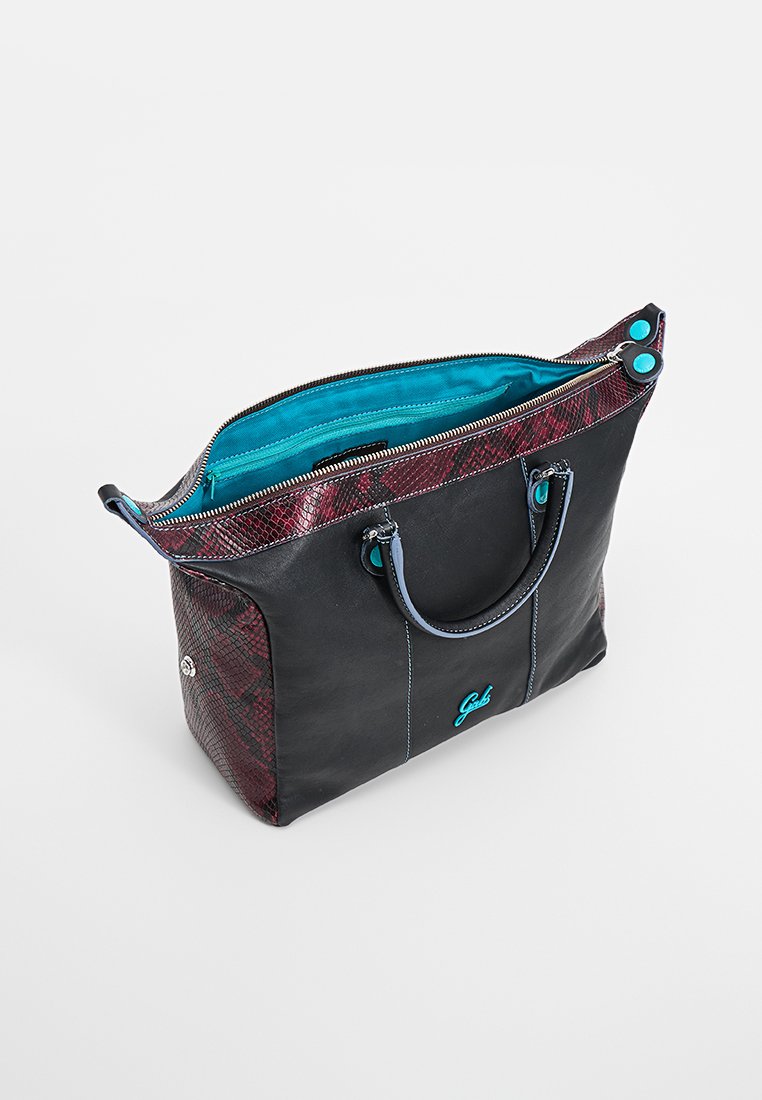 Borsa tote in pelle nera con un accento in stampa serpente rossa e nera, foderata in blu, e accessori blu a contrasto. Scomparto principale con zip.