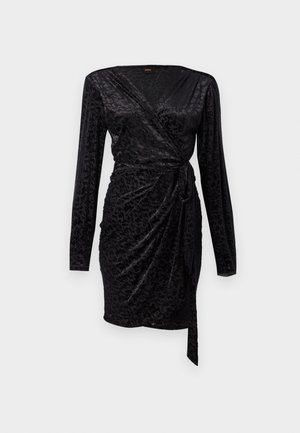 Svart omslagskjole med lange ermer, myk teksturert stoff med et subtilt mønster, og en knyttet midje detalj for en tettsittende silhuett.