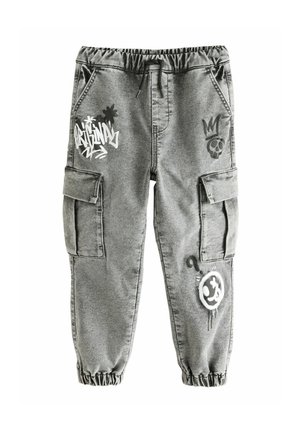 I pantaloni cargo grigi presentano una vita elastica, tasche laterali e grafiche decorative, tra cui un teschio e testo in stile graffiti.