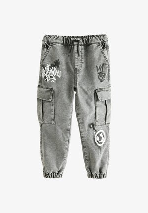 Grå cargo bukser med elastisk talje, prydet med grafitti-lignende motiver, to sidelommer og indsamlede manchetter ved anklerne.