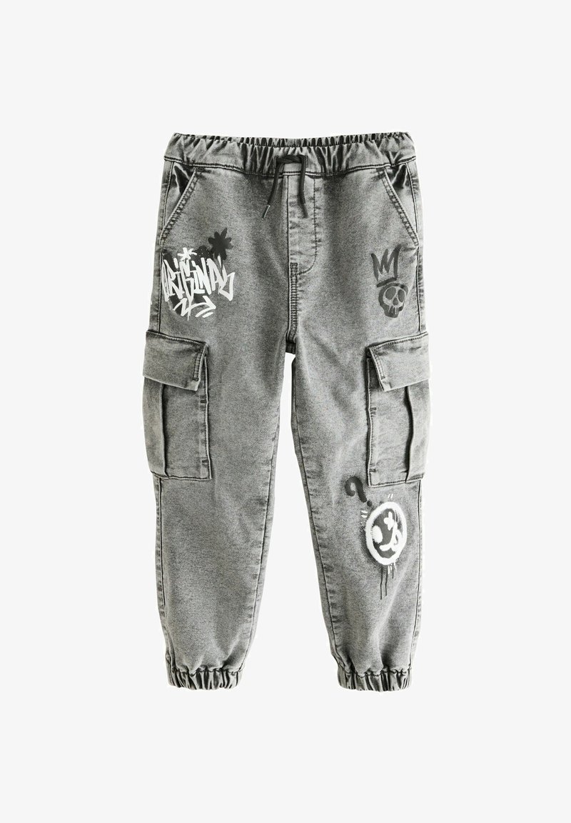 Pantaloni cargo gri cu talie elastică, cu desene în stil graffiti, două buzunare laterale și mansete strânse la glezne.