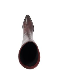 Kniehoge, bordeauxkleurige leren laars met een spitse neus, gladde afwerking en een zwarte binnenvoering. Beschikt over een elegante, strakke silhoeet.