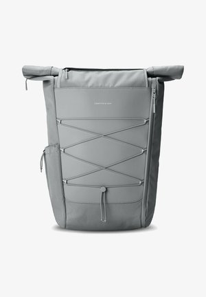 Harmaa rullakantoinen reppu, jossa on teksturoitu kangas, etupuolen bungee-nauha, sivutasku ja vetskari.