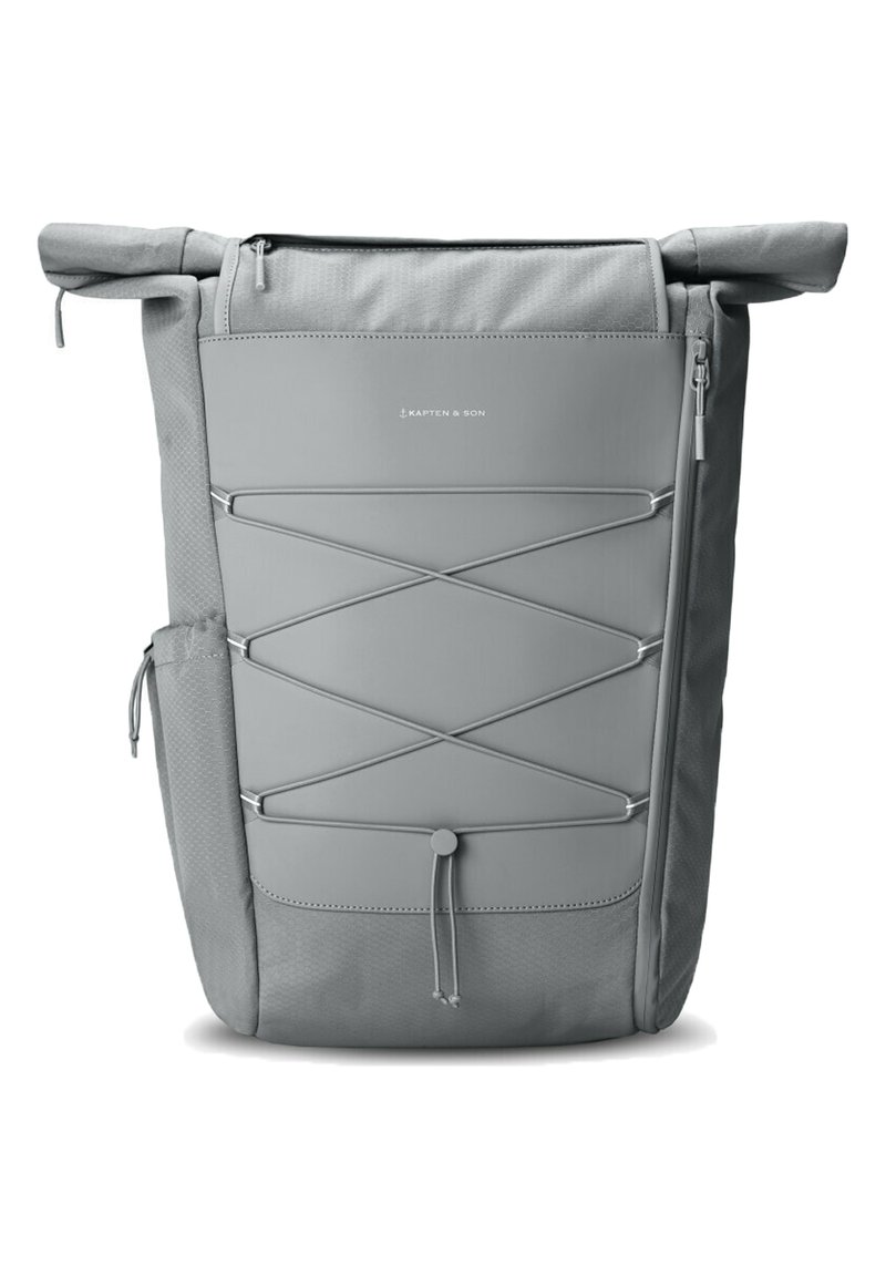 Zaino grigio a roll-top con tessuto testurizzato, design con cordino elastico frontale, tasca laterale e chiusura con zip.