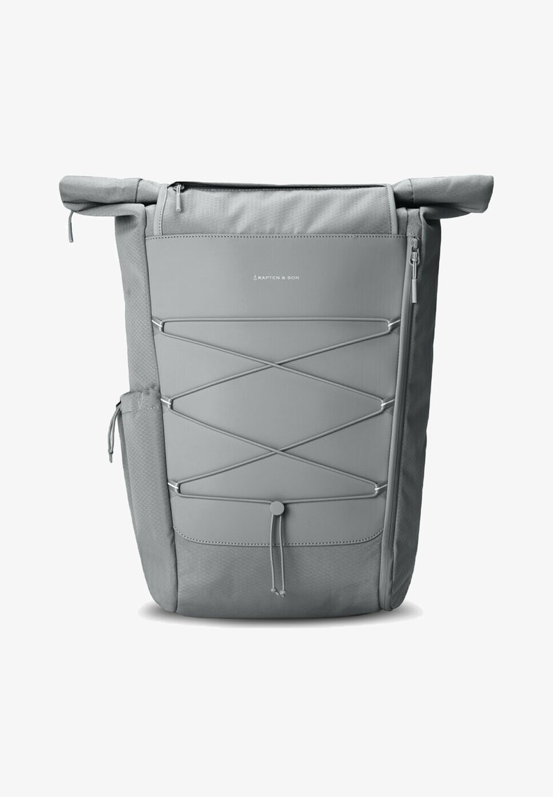 Zaino grigio a roll-top con tessuto testurizzato, design con cordino elastico frontale, tasca laterale e chiusura con zip.