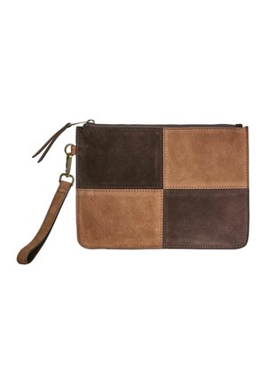 Clutch rettangolare in suede con cinturino da polso, caratterizzata da quattro grandi quadrati patchwork nei colori marrone scuro e tan.