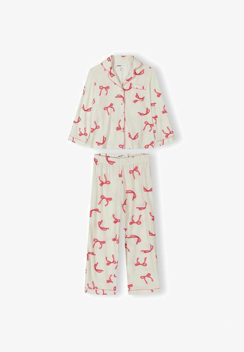 Ensemble de pyjama manches longues couleur crème avec motifs de nœuds rouges, haut boutonné avec col et poche, et pantalon à taille élastique.