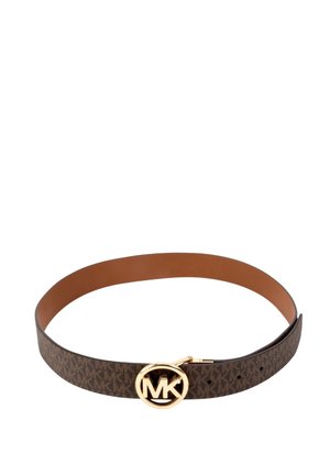 Cintura in pelle marrone con motivo "MK" ripetuto e fibbia rotonda dorata con logo "MK", cinque fori per la regolazione da un lato.