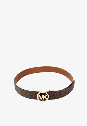Cintura in pelle marrone con motivo "MK" ripetuto e fibbia rotonda dorata con logo "MK", cinque fori per la regolazione da un lato.