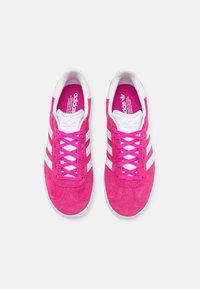 adidas Originals GAZELLE UNISEX - Tenisice - semi lucid fuchsia/footwear white/gold metallic