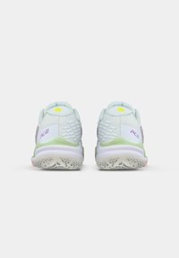 Scarpe da tennis azzurro chiaro con tomaia in rete testurizzata, accenti verde pastello, un logo viola e una suola bianca decorata.